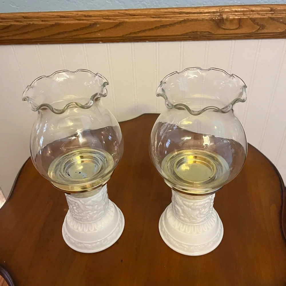 Avon Hurricane Lamp,‎ vintage 1973 milk glass